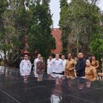 Dinsos Toba Dampingi Menteri Koperasi RI Ziarah ke Makam Sisingamangaraja XII di Balige