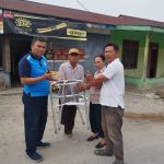 DINSOS TOBA SERAHKAN ALAT BANTU TONGKAT KEPADA WARGA DESA GASARIBU PINTU BOSI